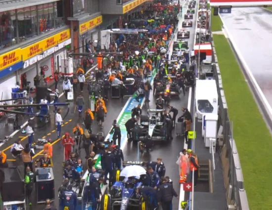 F1 | GP Belgio 2025: gara sospesa per la pioggia, visibilità troppo bassa in pista