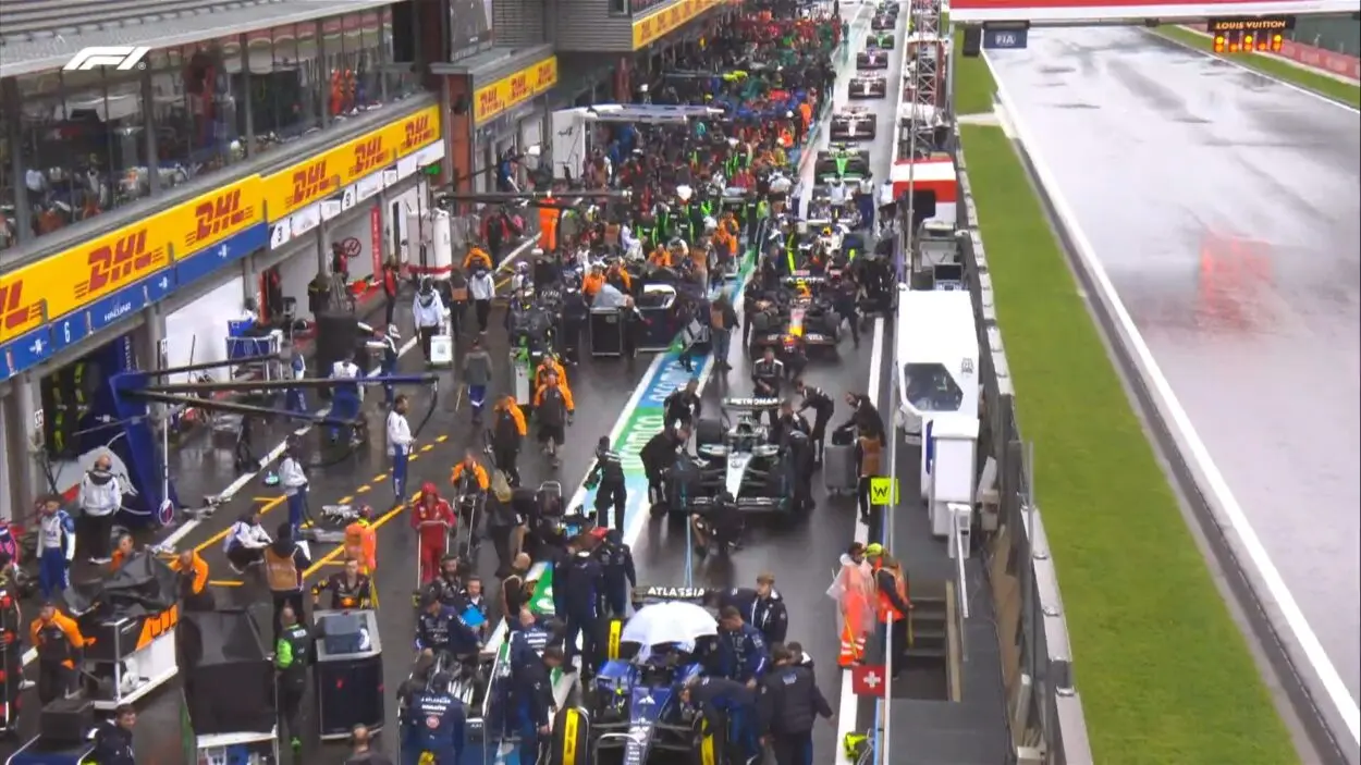 F1 | GP Belgio 2025: gara sospesa per la pioggia, visibilità troppo bassa in pista