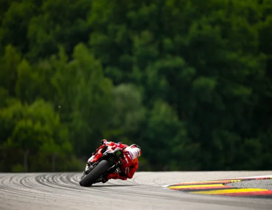 MotoGP | GP Germania 2025, FP2: Marc Márquez mette tutti in riga sul bagnato