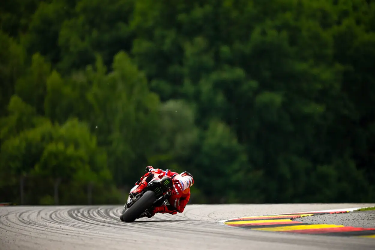 MotoGP | GP Germania 2025, FP2: Marc Márquez mette tutti in riga sul bagnato