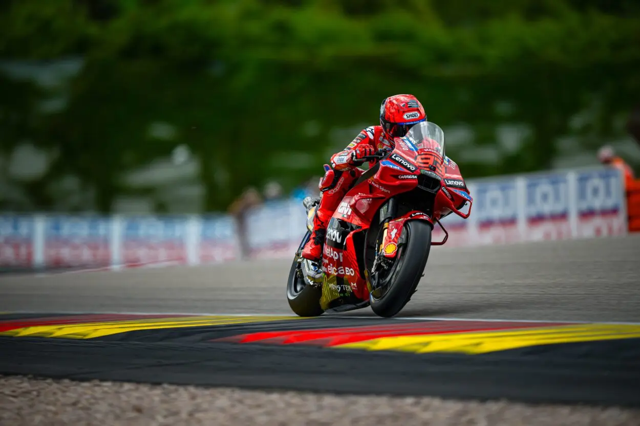 MotoGP | GP Germania 2025, Gara: Marc Márquez vince ancora nell’ecatombe del Sachsenring