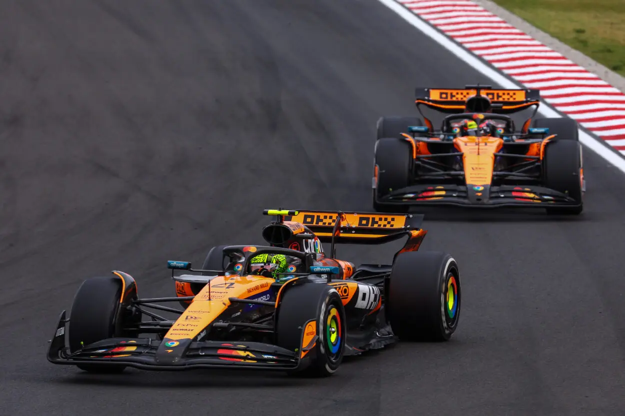 F1 | GP Ungheria 2025, gara: Norris resiste con una sosta in meno a Piastri e vince. Leclerc comanda al via ma perde il podio da Russell. Hamilton doppiato