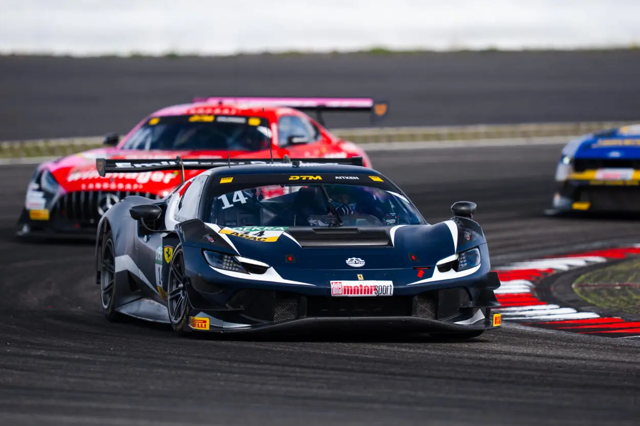 DTM | Nürburgring 2025: Jack Aitken fa sua la pole position nelle Qualifiche 1. Vermeulen (2°) completa la prima fila per Emil Frey Racing