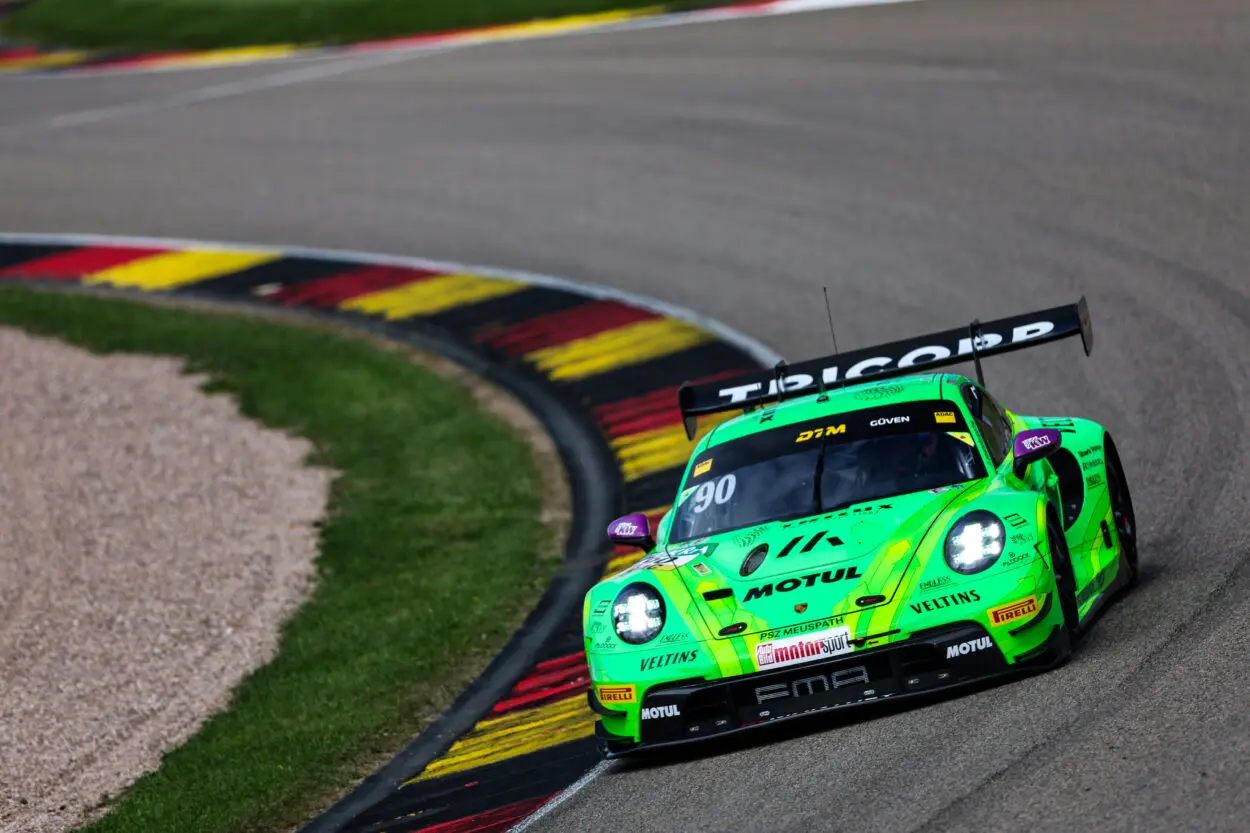 DTM | Sachsenring 2025: Ayhancan Güven approfitta della lotta tra Pepper e Preining e conquista Gara 1 da vero opportunista