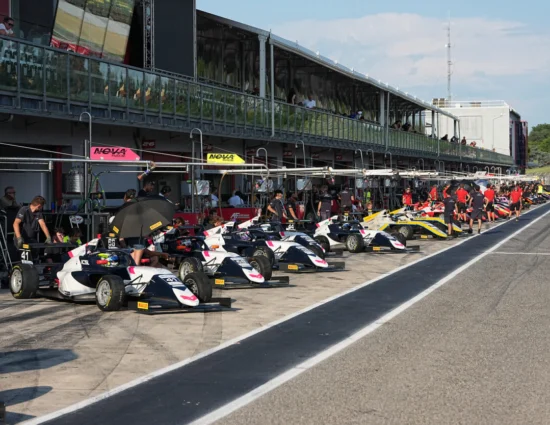 F4 Italia | Imola 2025: Gara-2 sospesa per un maxi incidente al via
