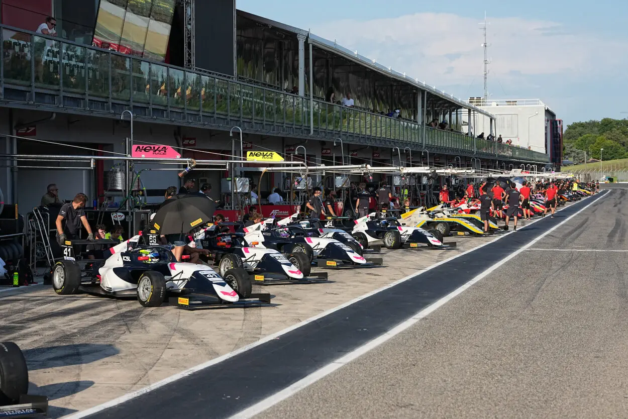 F4 Italia | Imola 2025: Gara-2 sospesa per un maxi incidente al via