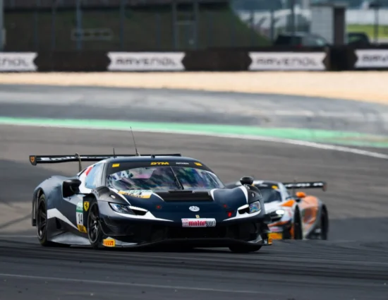 DTM | Nürburgring 2025: Jack Aitken vince Gara 1 e vola in testa al campionato