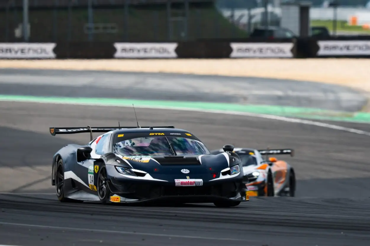 DTM | Nürburgring 2025: Jack Aitken vince Gara 1 e vola in testa al campionato
