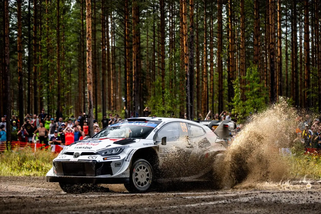WRC | Rally di Finlandia 2025, PS11-14: Rovanperä stacca gli inseguitori nonostante la pioggia e una foratura