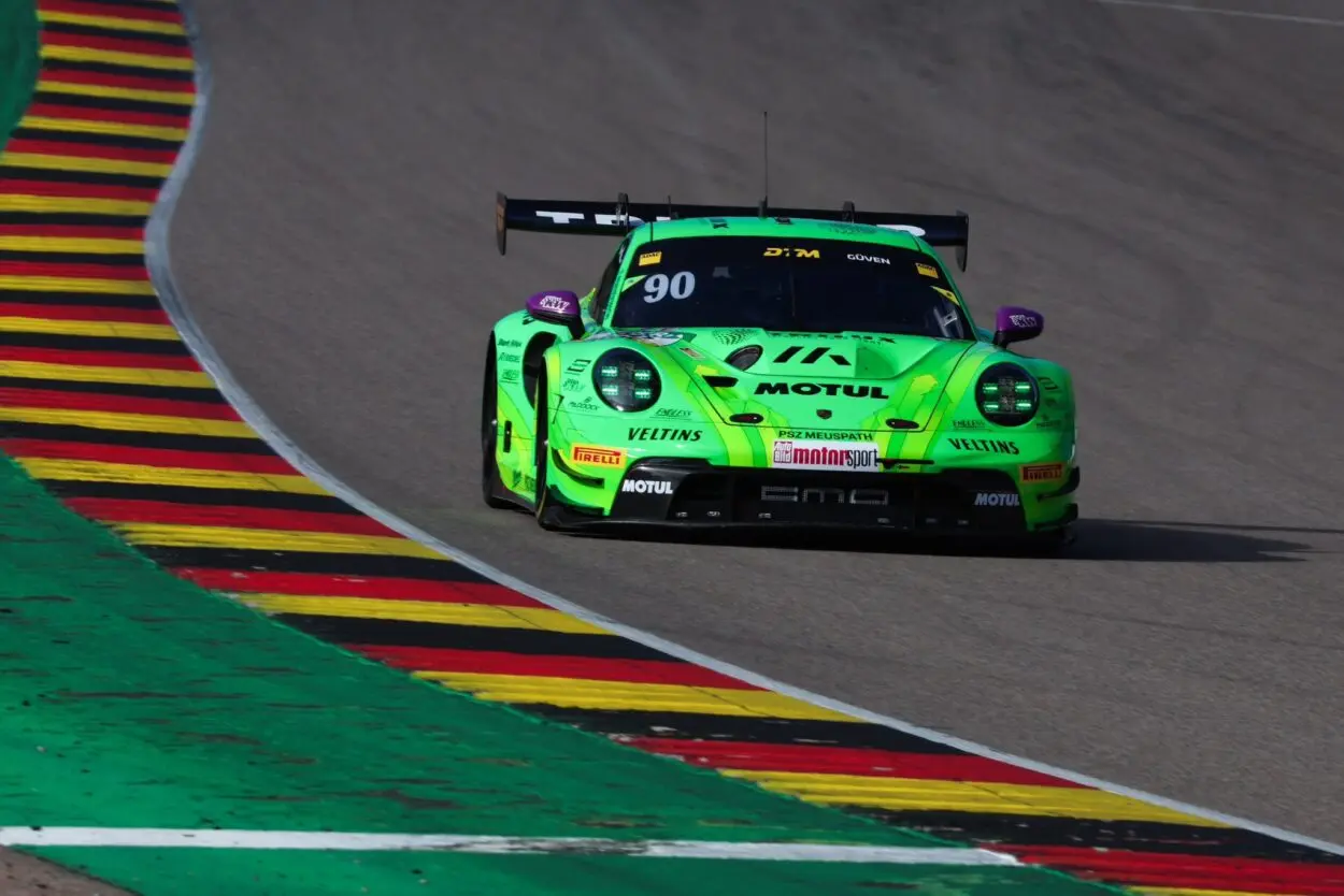 DTM | Sachsenring 2025: Ayhancan Güven completa la doppietta in Gara 2 dopo il contatto tra Preining ed Aitken