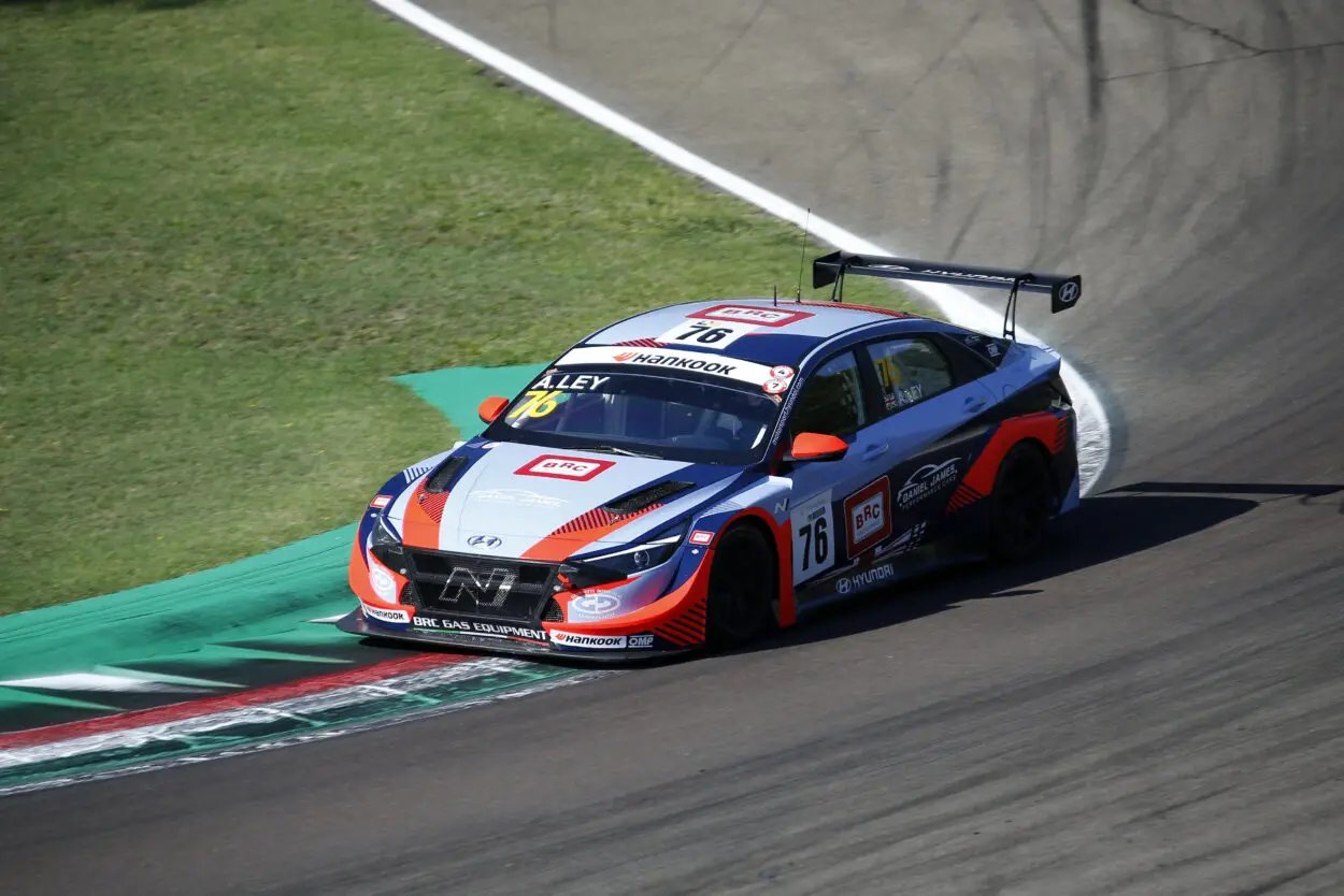 TCR Italy | Imola 2025, Prove Libere 1-2: Alex Ley il più veloce in entrambe le sessioni. Taylor e Baldan in risalita dopo una mattina difficile