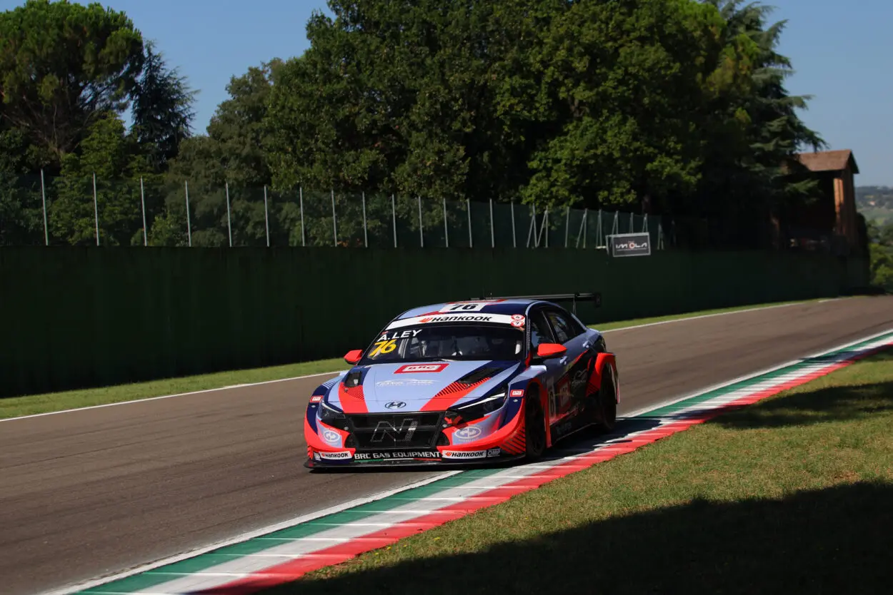 TCR Italy | Imola 2025, Gara 1: Dominio di Ley che vince la seconda stagionale davanti a Taylor. Baldan scivola nono all’ultimo giro