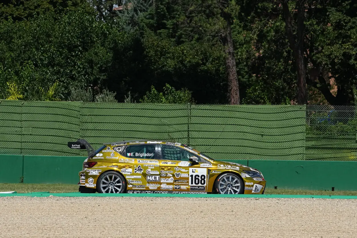 TCR Italy DSG | Imola 2025, Gara 1: Sempre e solo Eric Brigliadori. Terza vittoria di fila, quinta della stagione