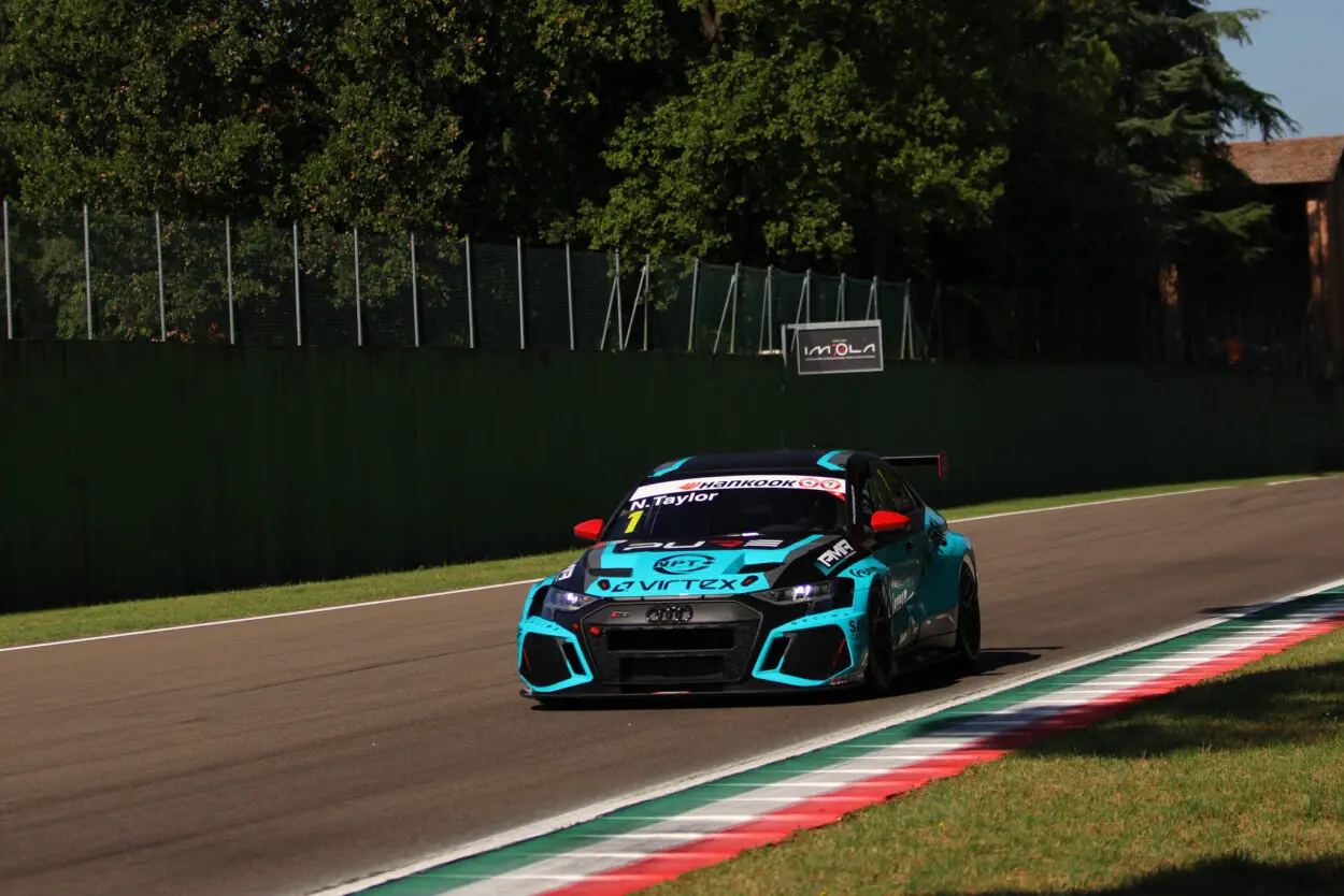 TCR Italy | Imola 2025, Gara 2: Taylor vince facilmente davanti a Baldan tra Safety Car e bandiera rossa. Primo podio dell’anno per Babuin
