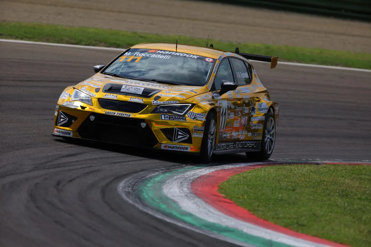 TCR Italy DSG | Imola 2025, Gara 2: SF Squadra Corse vince di nuovo, ma questa volta Roccadelli precede Brigliadori