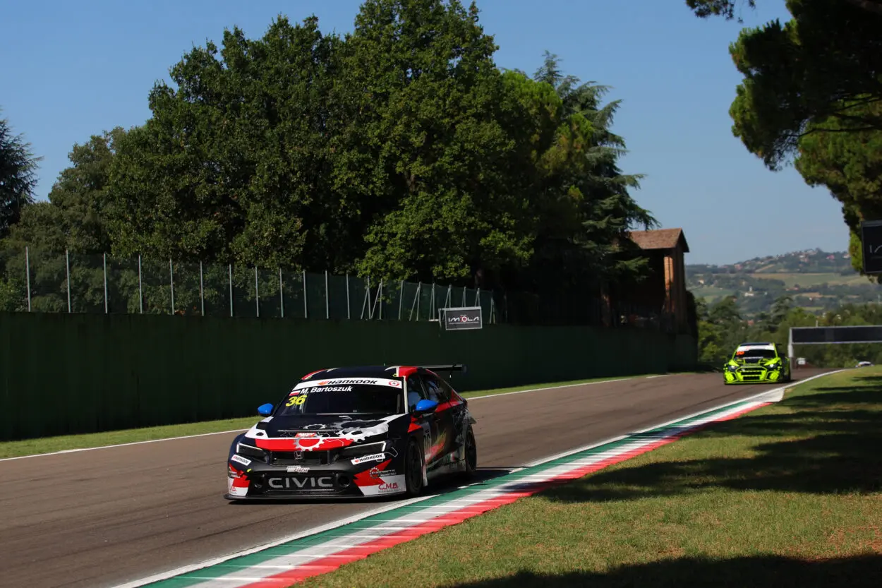 TCR Italy | Imola 2025, Penalità Post Gara 2: Arretramento in griglia al prossimo evento per Bartoszuk e Cardone