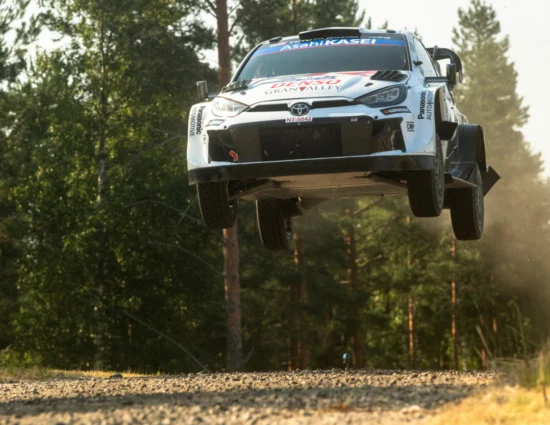 WRC | Rally di Finlandia 2025, PS6-10: Rovanperä chiude il venerdì in testa, ma Neuville è vicinissimo. Tänak colpisce un albero