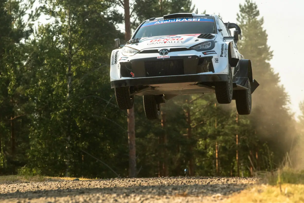 WRC | Rally di Finlandia 2025, PS6-10: Rovanperä chiude il venerdì in testa, ma Neuville è vicinissimo. Tänak colpisce un albero