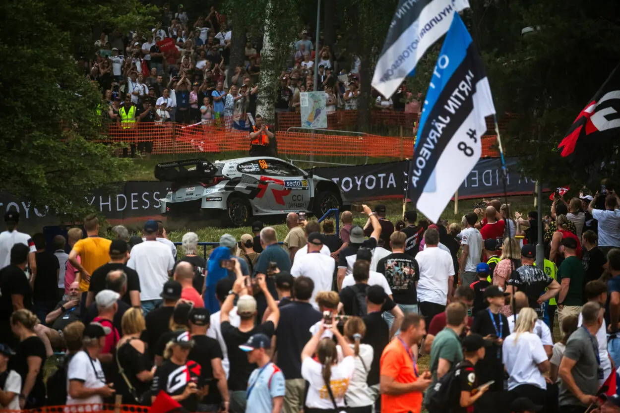 WRC | Rally di Finlandia 2025, PS1-5: Rovanperä attacca a fondo e tenta la fuga, ma Fourmaux e Pajari lo marcano a vista