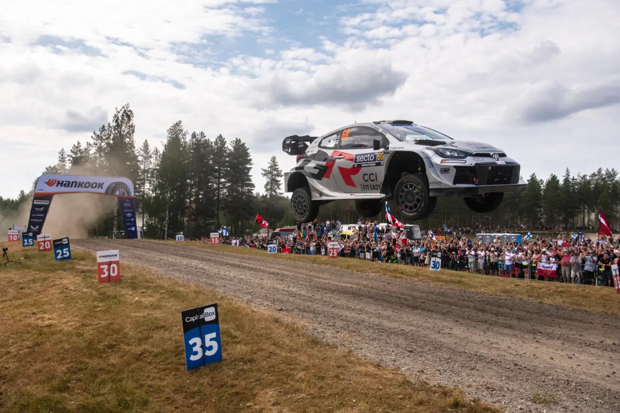 WRC | Rally di Finlandia 2025, PS15-18: Rovanperä allunga ulteriormente sugli avversari. Hyundai disintegrata dalle forature