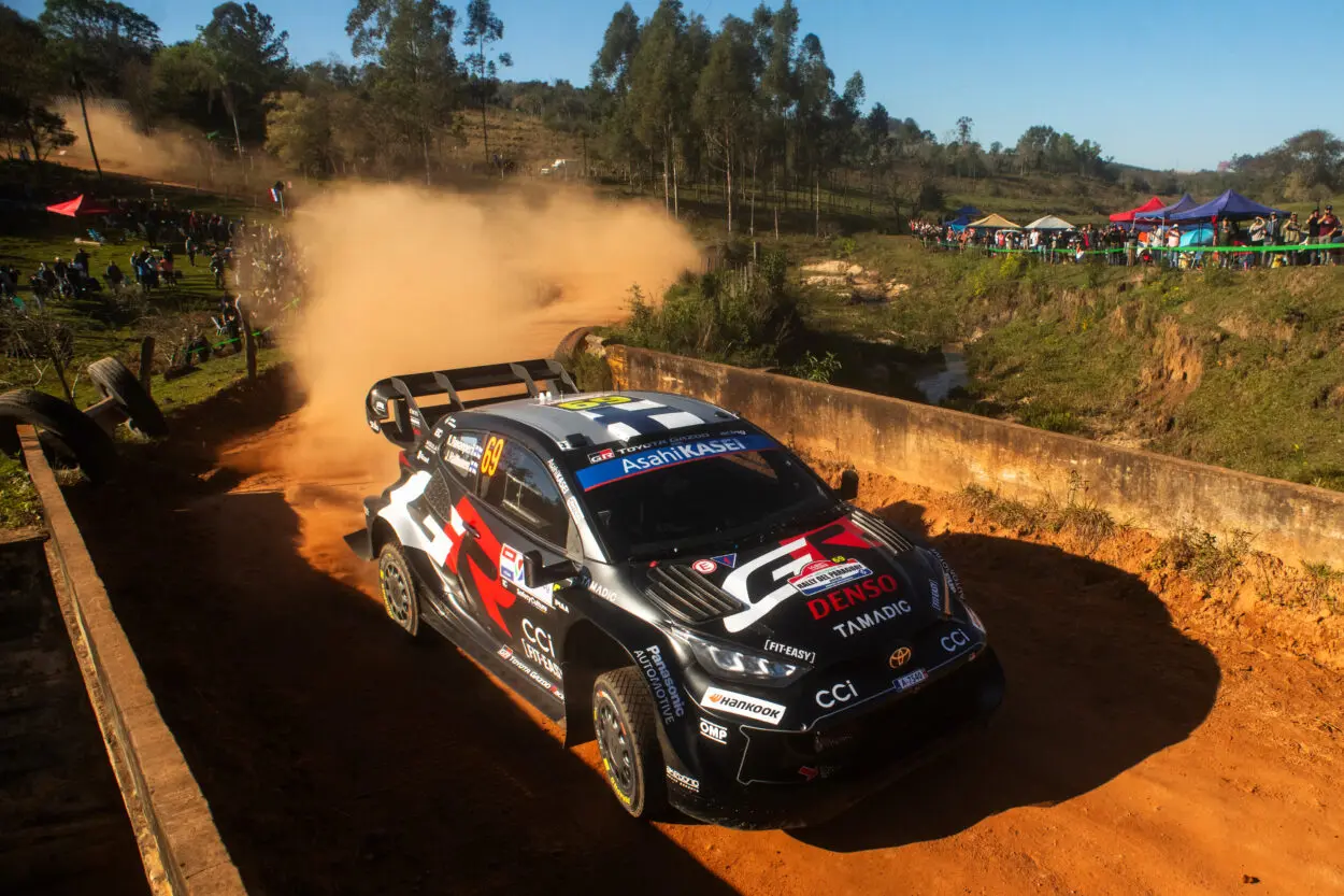 WRC | Rally del Paraguay 2025 – PS5-8. Forature a raffica: la “banda del buco” consegna la leadership a Rovanperä