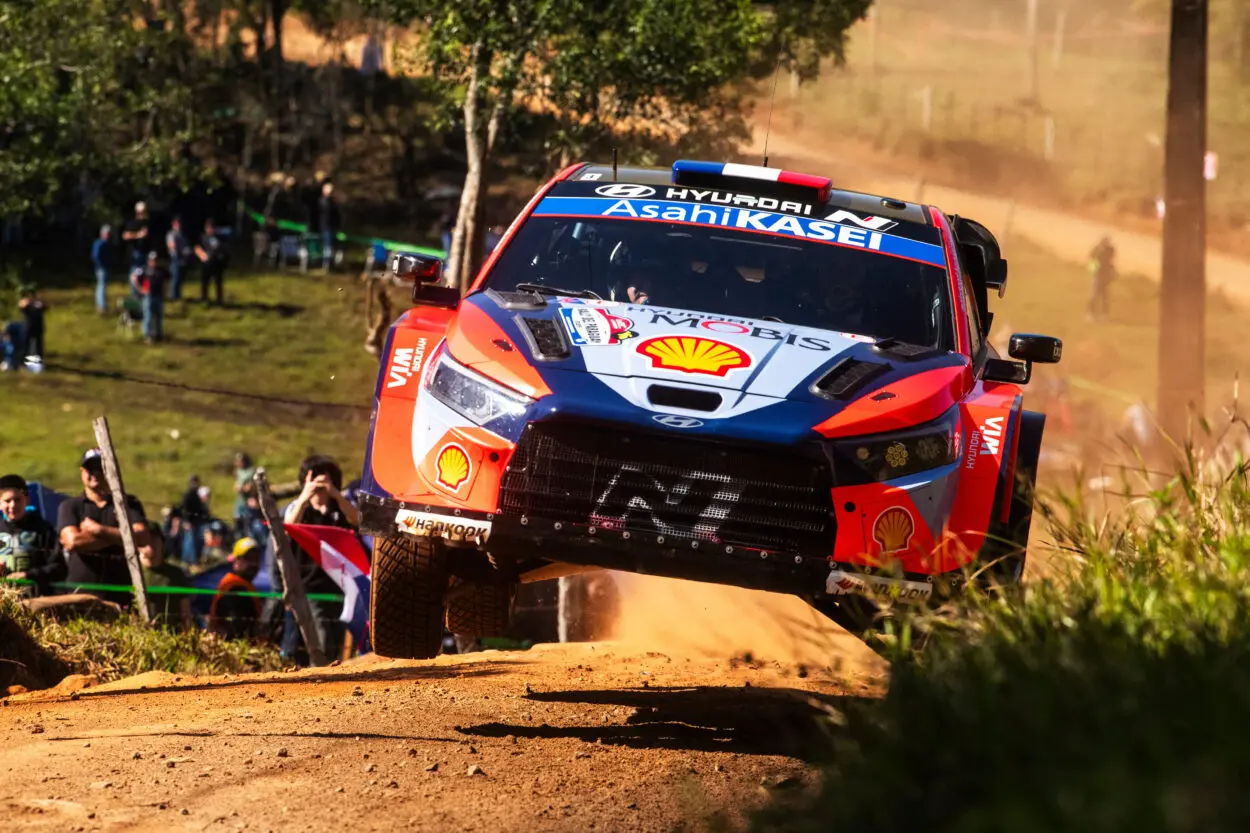 WRC | Rally del Paraguay 2025 – PS1-4. Scambi sulla terra rossa: Fourmaux serve l’ace nel primo loop. Ogier fora