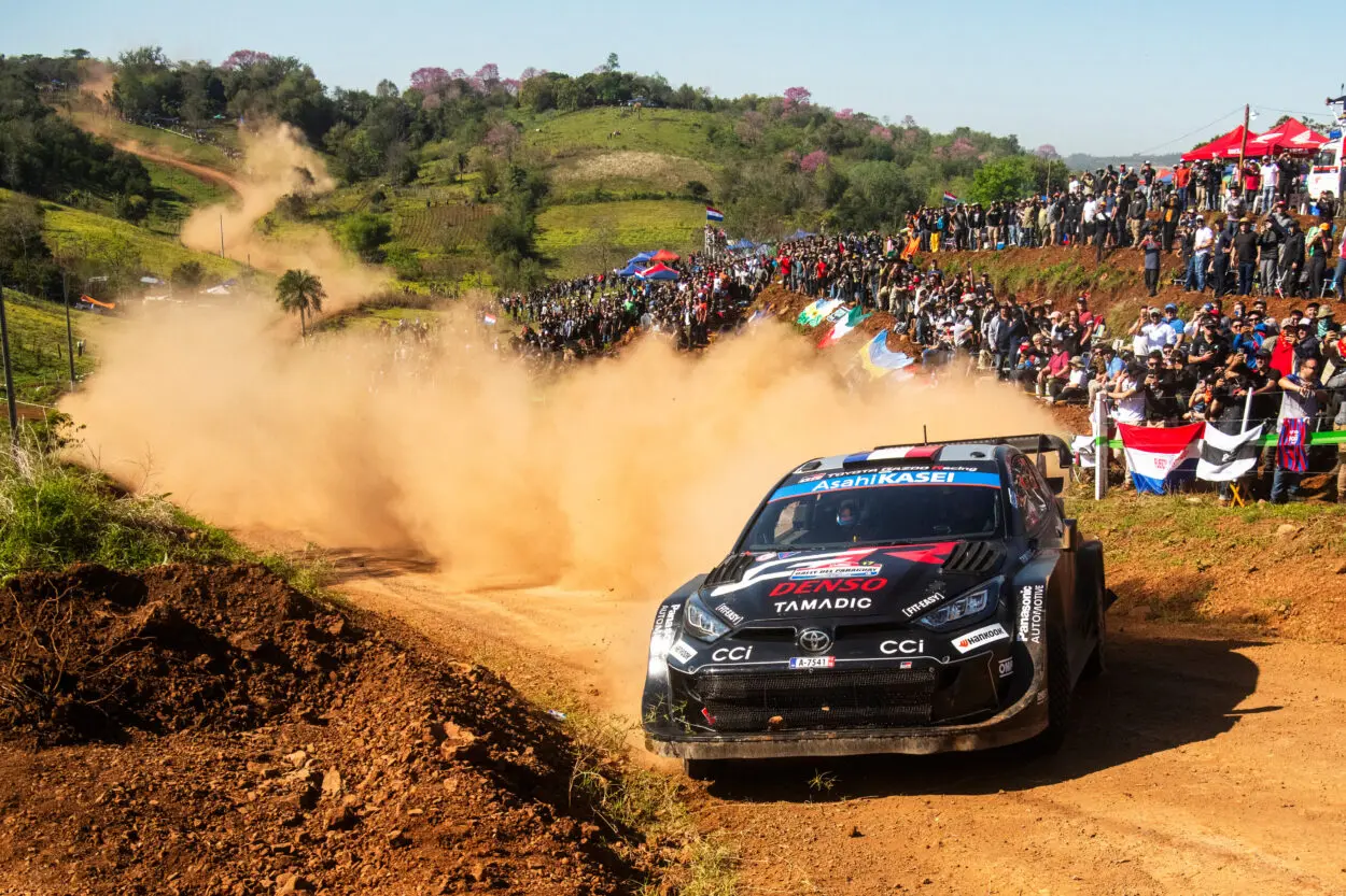 WRC | Rally del Paraguay 2025 – PS13-15. Gara martoriata dalle forature: un eroico Ogier prende il comando, Rovanperä sprofonda
