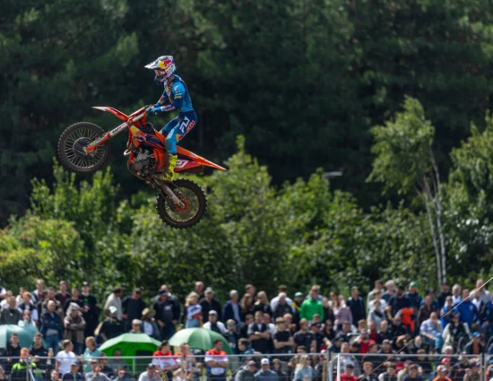 MX2 | GP Svezia 2025, Gara 2: Simon Längenfelder strappa le vittorie di manche e Gran Premio