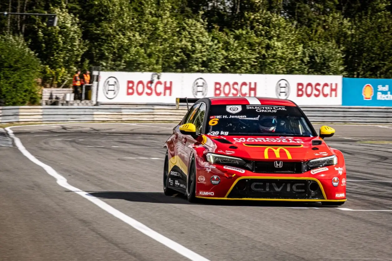 TCR Denmark | Jyllandsringen #2 2025: Jensen risorge dopo cinque mesi con tre vittorie e leadership in classifica. Halder a secco in Gara 1