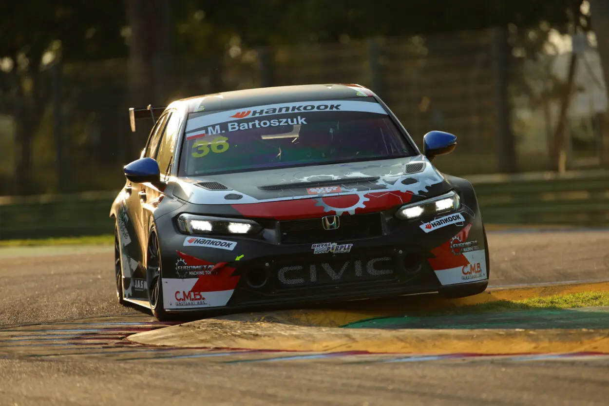 TCR Italy | Imola 2025, Bartoszuk: “Soddisfatto in generale del weekend e soprattutto della prima gara. Lavorerò per essere ancora più forte dal prossimo round”
