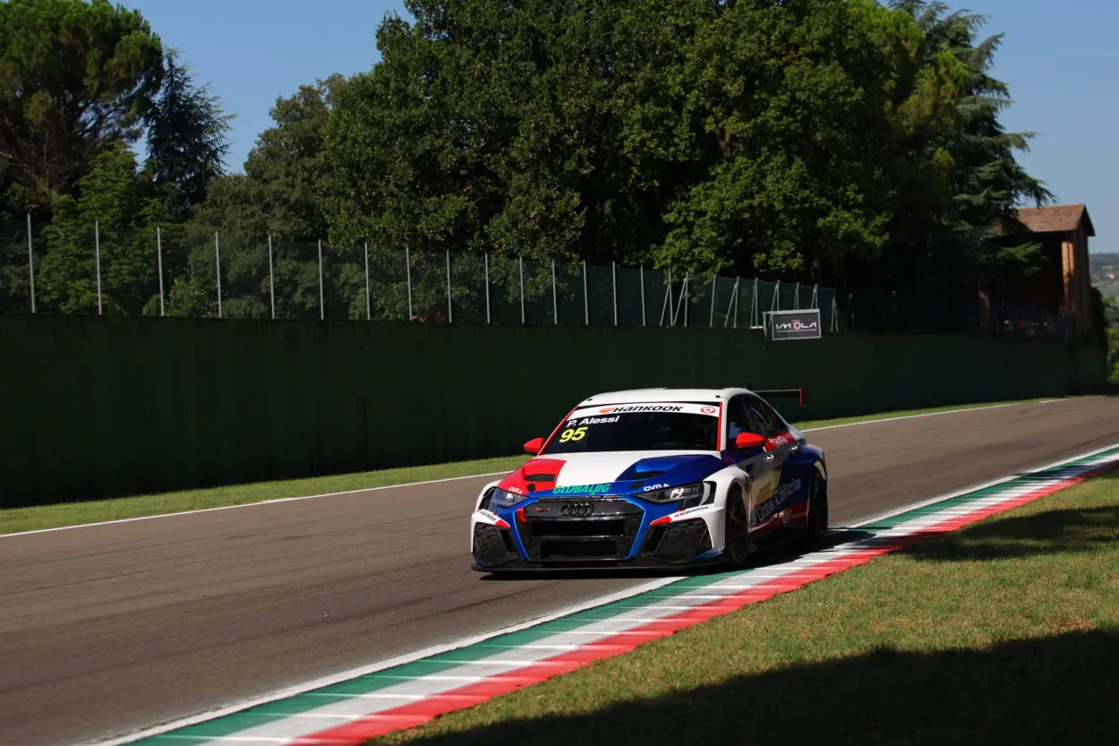 TCR Italy | Imola 2025, Alessi: “Mi ero demoralizzato dopo la qualifica, abbiamo faticato con il nuovo BoP, ma in gara ci siamo rifatti alla grande”