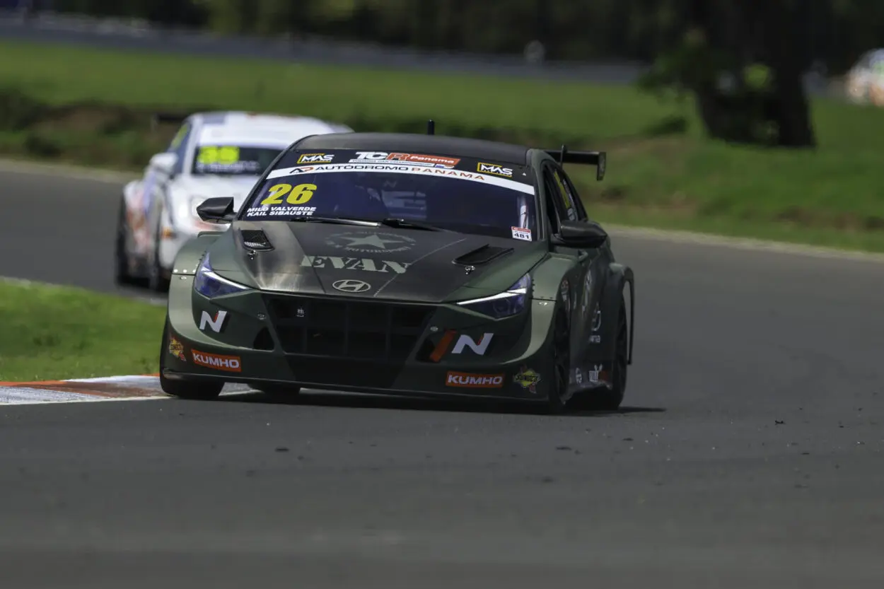 TCR Panama | Sajalices #4 2025: Valverde brilla sotto i riflettori conquistando due vittorie. Primo titolo sempre più vicino