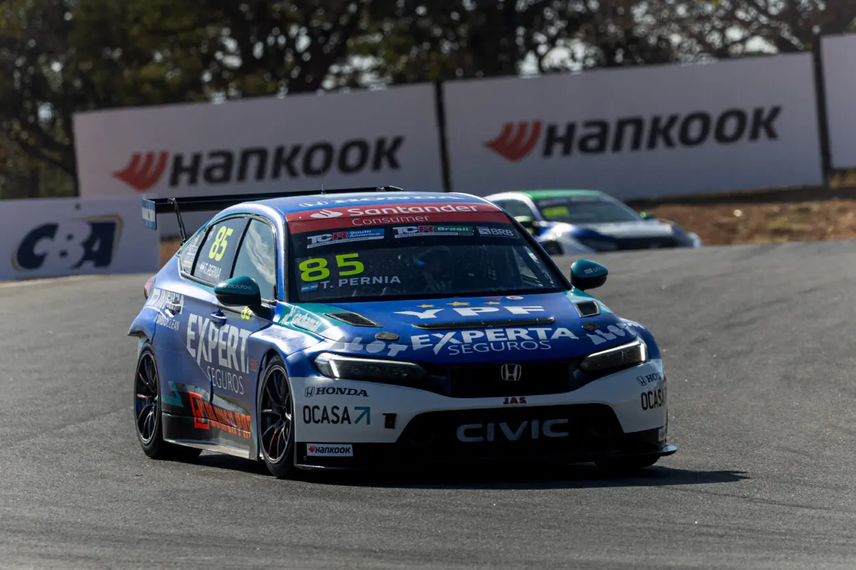 TCR South America | Curvelo 2025, Gara 1: Tiago Pernía resiste a Piquet Jr e Reis e vince la prima gara nella categoria