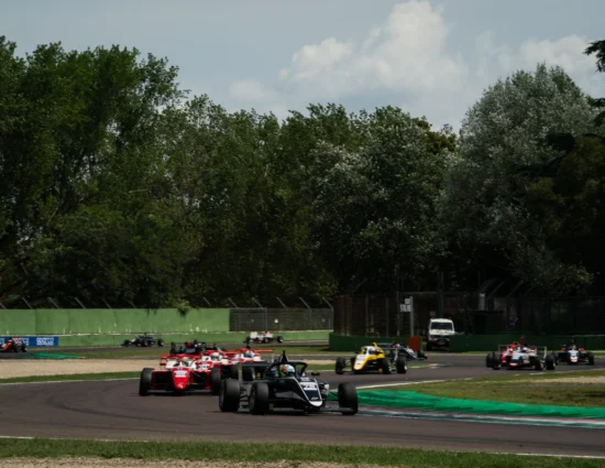 F4 Italia | Imola 2025: Gabriel Gomez conferma il risultato delle Qualifiche vincendo Gara 1