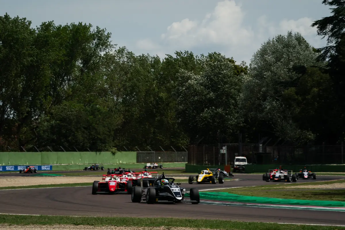 F4 Italia | Imola 2025: Gabriel Gomez conferma il risultato delle Qualifiche vincendo Gara 1