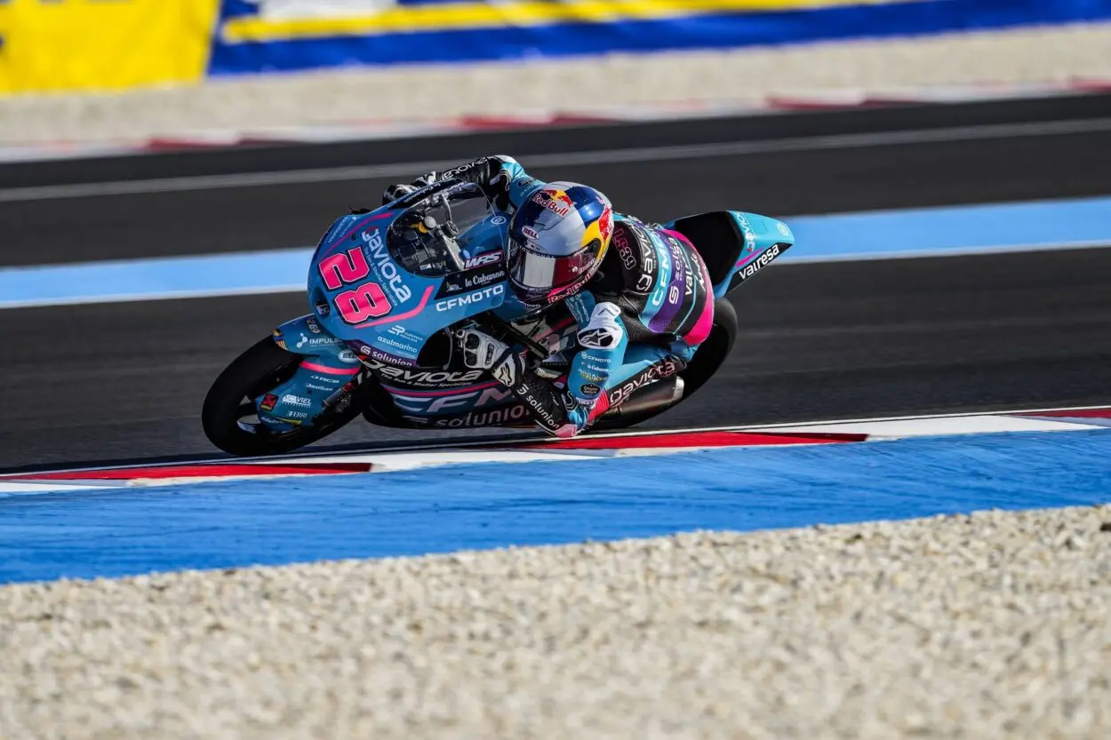Moto3 | GP Ungheria 2025, Gara: i rookie danno spettacolo, Máximo Quiles vince in volata su Perrone