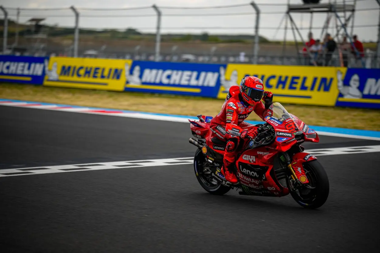 MotoGP | Marc Marquez non si ferma più e vince al Balaton Park, sul podio Acosta e Bezzecchi. 4° Martin, 9° Bagnaia
