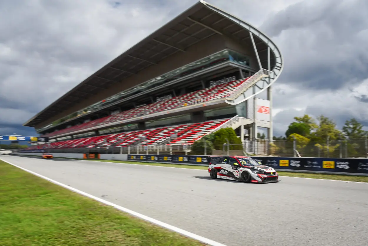 TCR Europe | Barcellona 2025, Gara 1: Volt vince in scioltezza davanti a Brickley (nuovo leader) e i Clairet. Incidente per Gené, poi 10°. Butti fuori dai punti