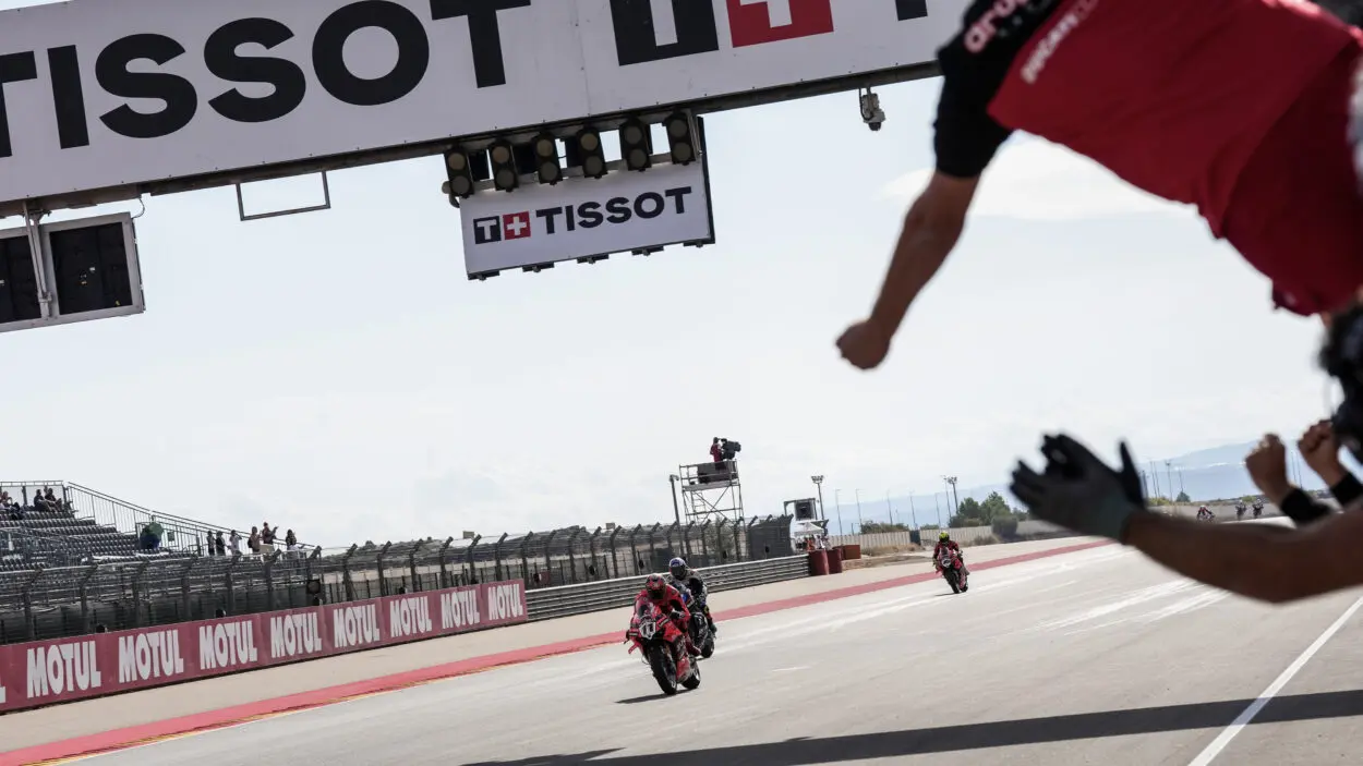 SBK | Round Aragona 2025, SP Race: Bulega beffa Razgatlıoğlu all’ultima curva!