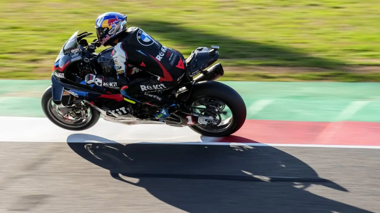 SBK | Round Francia 2025: Razgatlıoğlu domina anche nel Warm-up, Bulega 3°