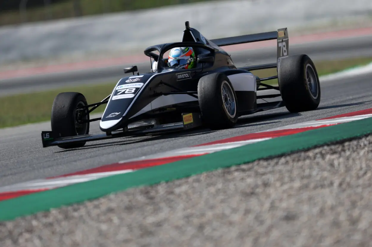 F4 Italia | Catalunya 2025: Gabriel Gomez si difende da Nakamura-Berta e vince Gara 2. Prema campione team