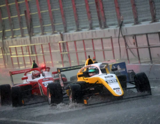 F4 Italia | Catalunya 2025: Gara 3 interrotta dopo 11 minuti per maltempo. Sebastian Wheldon leader nel momento della sospensione