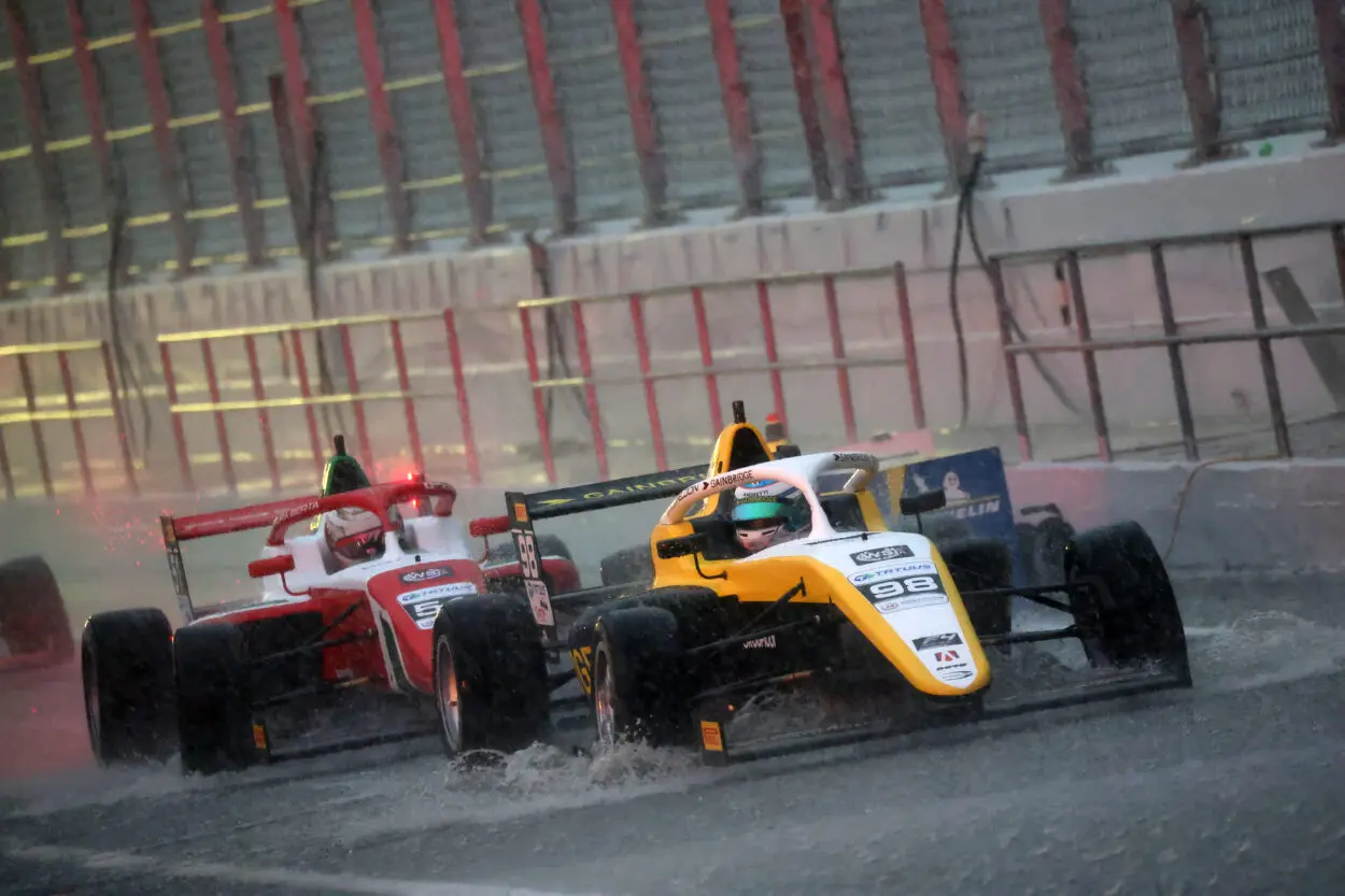 F4 Italia | Catalunya 2025: Gara 3 interrotta dopo 11 minuti per maltempo. Sebastian Wheldon leader nel momento della sospensione