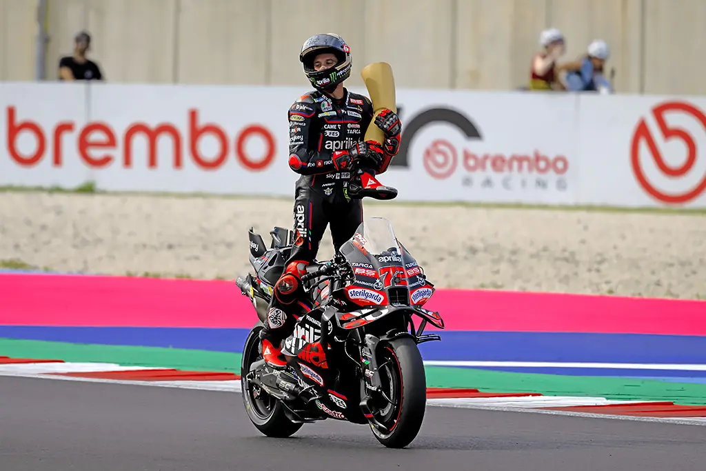 MotoGP | GP San Marino 2025, Gara Sprint: Marc Marquez cade e Bezzecchi ne approfitta, trionfo Aprilia a Misano