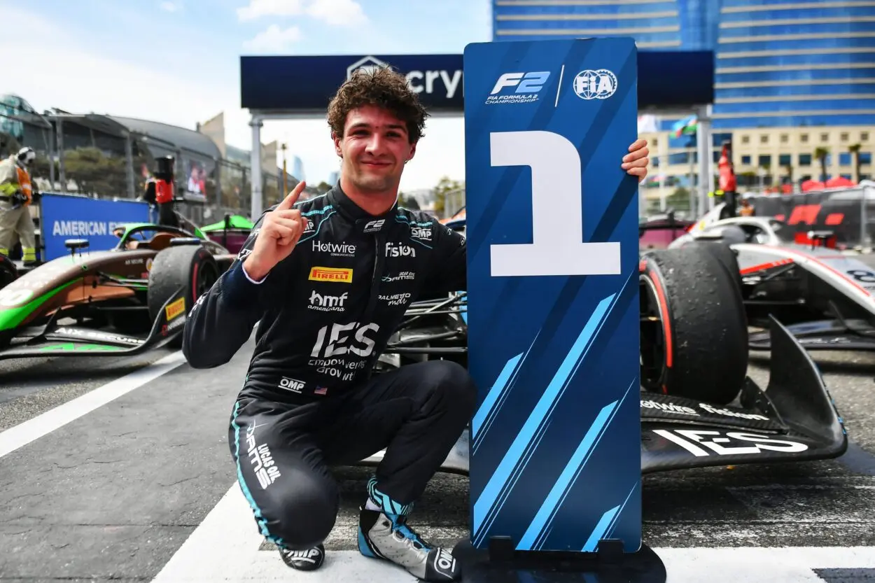 F2 | GP Azerbaijan 2025: Crawford trattiene un grandioso Durksen e vince la Feature Race. Minì 4°, Fornaroli penalizzato e 5°