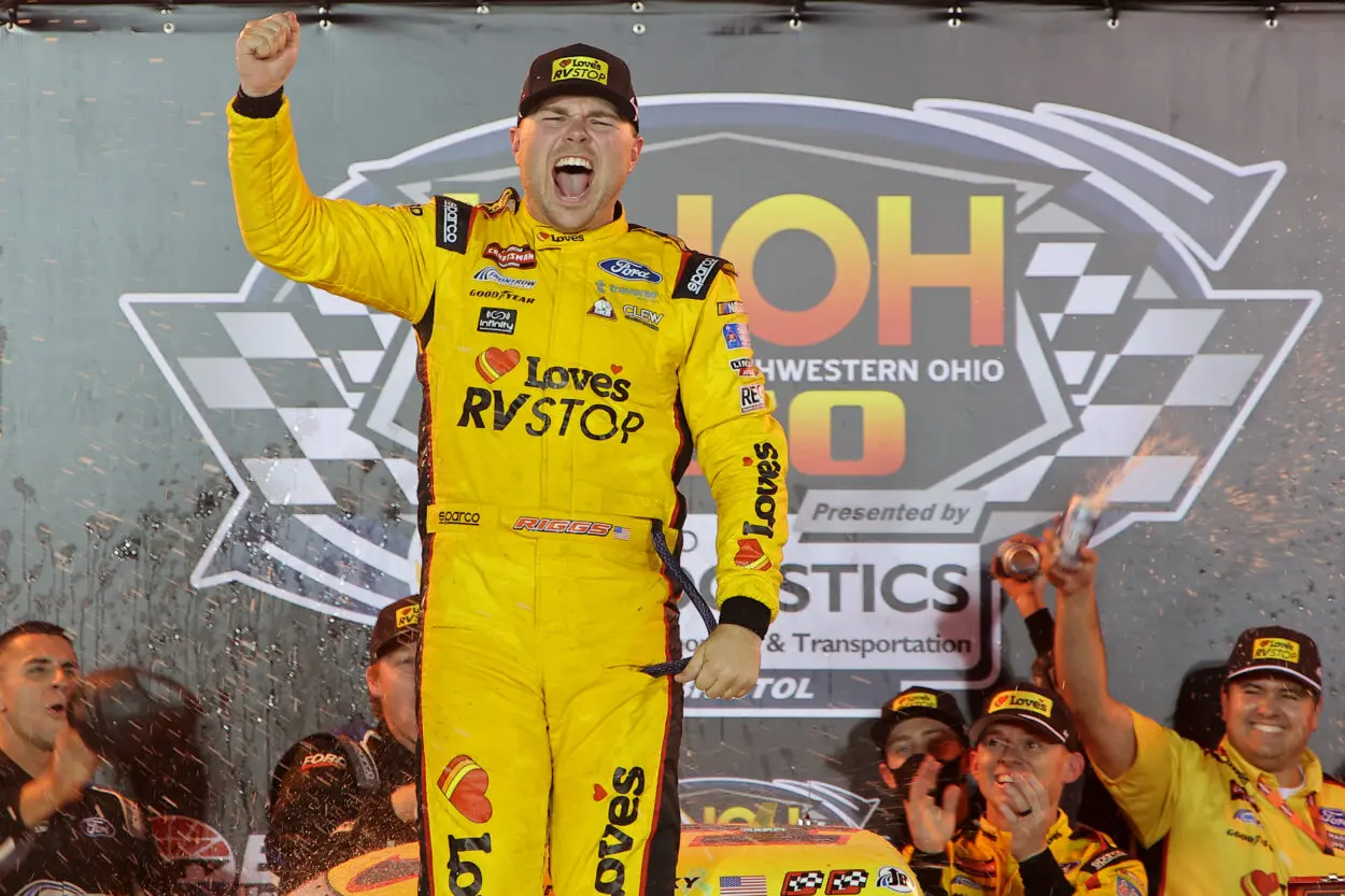 NASCAR | Truck Series, Bristol #2 2025: Layne Riggs vince dopo essere andato in testacoda