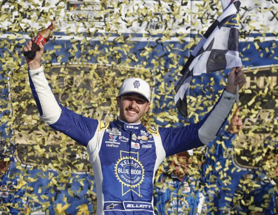 NASCAR | Cup Series, Kansas #2 2025: Chase Elliott sfrutta una disattenzione di Hamlin e accede al Round of 8 con una gara di anticipo