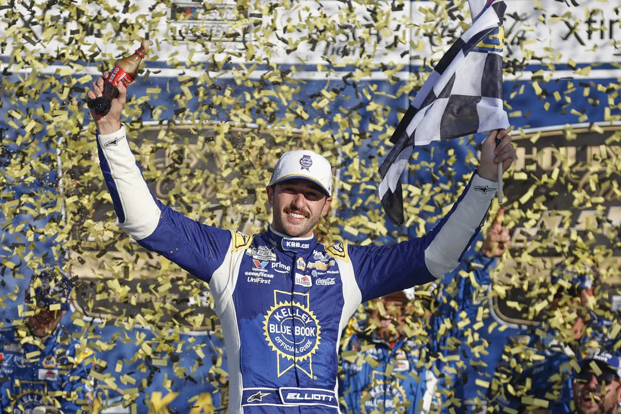 NASCAR | Cup Series, Kansas #2 2025: Chase Elliott sfrutta una disattenzione di Hamlin e accede al Round of 8 con una gara di anticipo