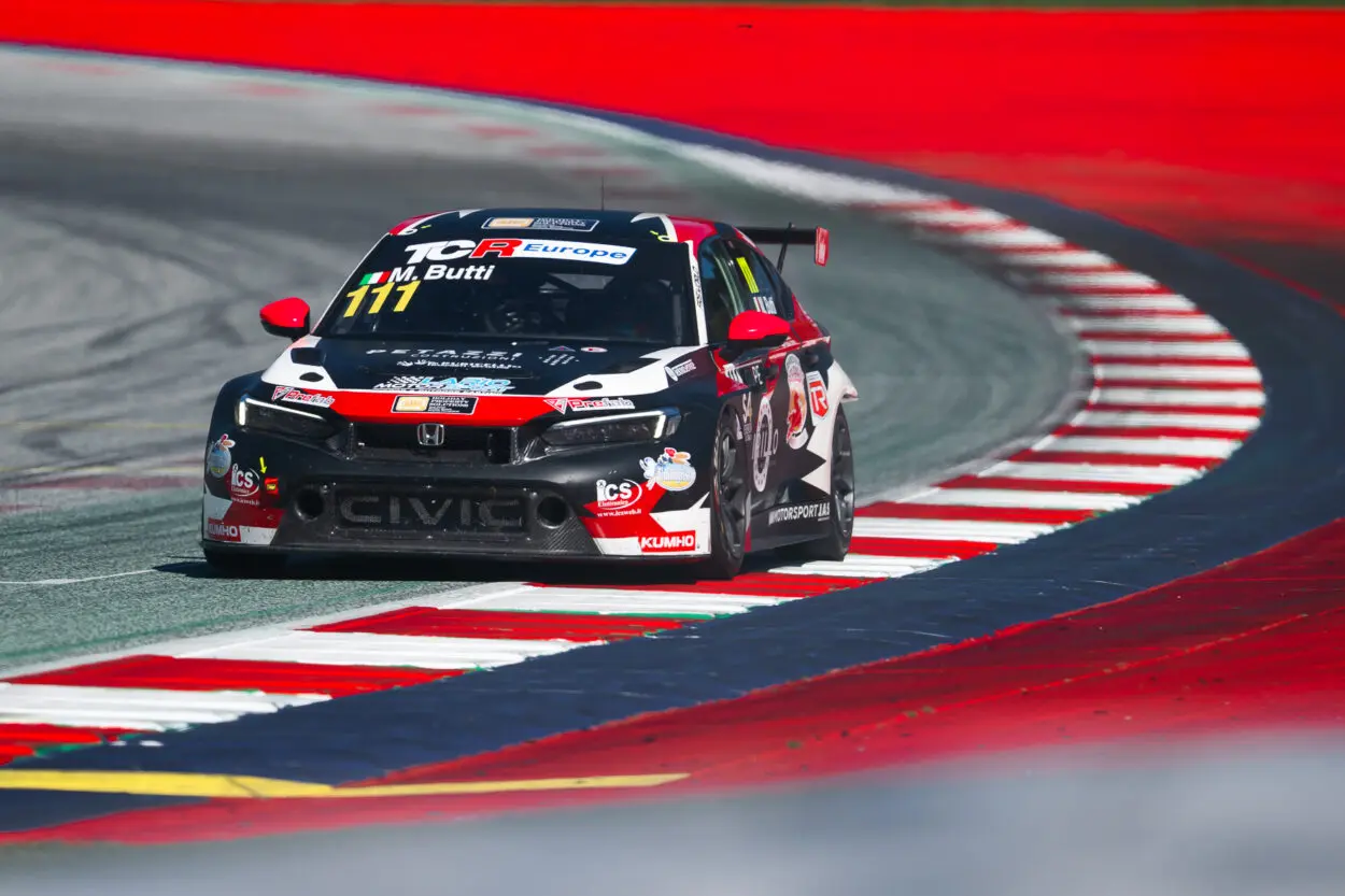 TCR Europe | Red Bull Ring 2025, Penalità Post Gara 2: Gené perde la P4. Butti sale al comando della classifica per vantaggio di piazzamenti