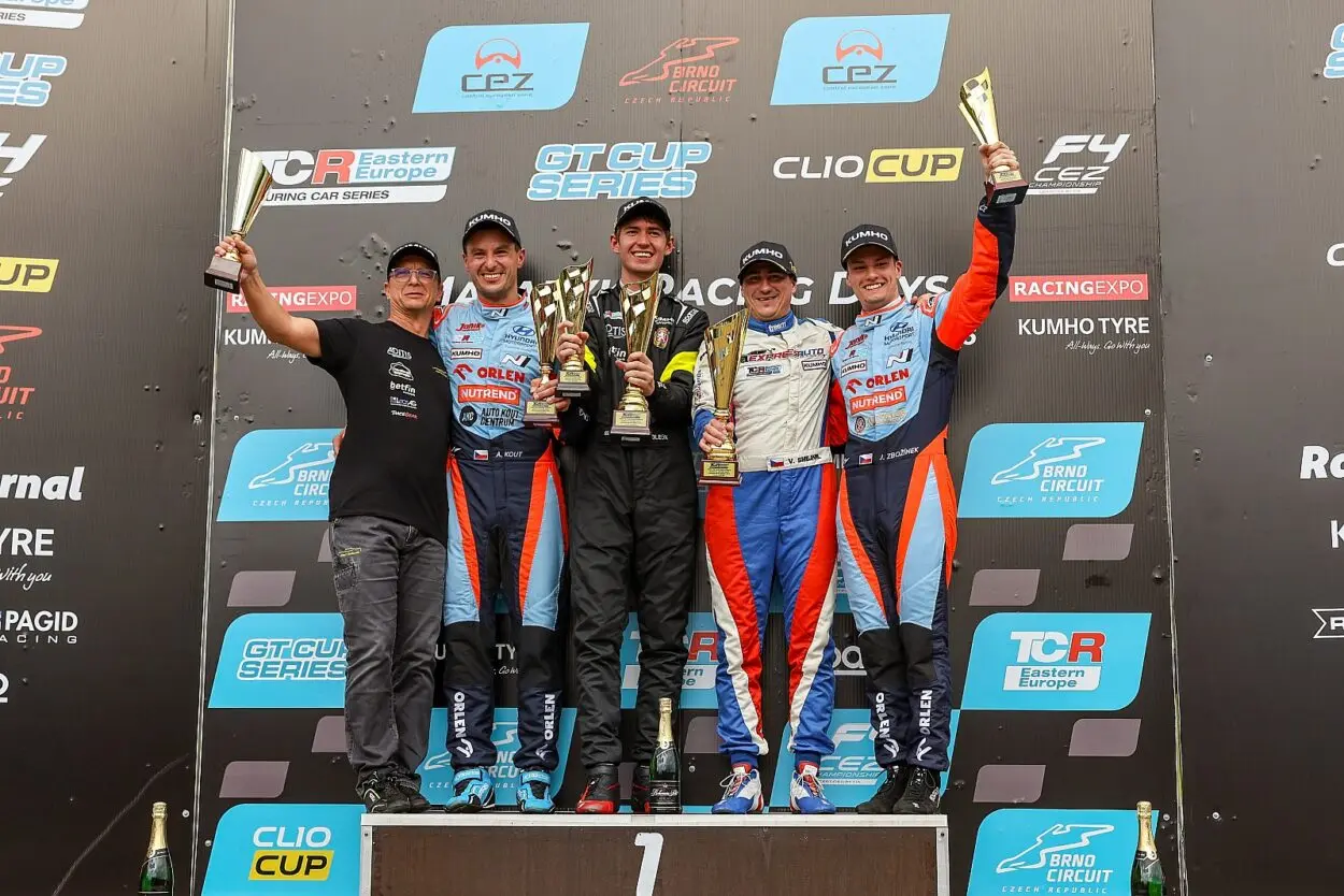 TCR Eastern Europe | Brno 2025: Kadlečik risponde a Kout e con due vittorie riapre la lotta al campionato